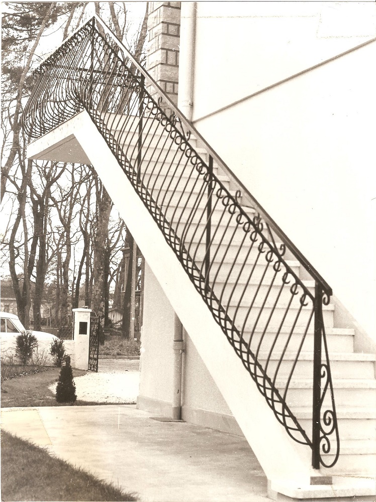 Balcon galbé avec boucle volute