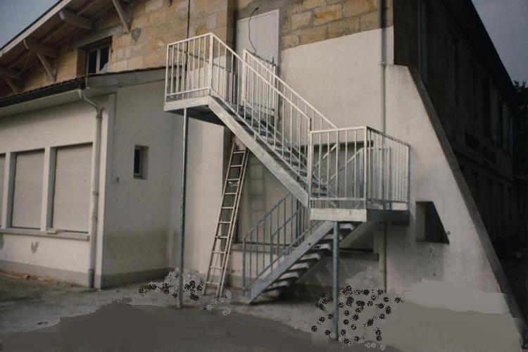 Escalier métallique école