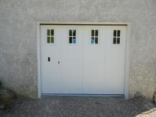 Porte de garage métallique avec hublots
